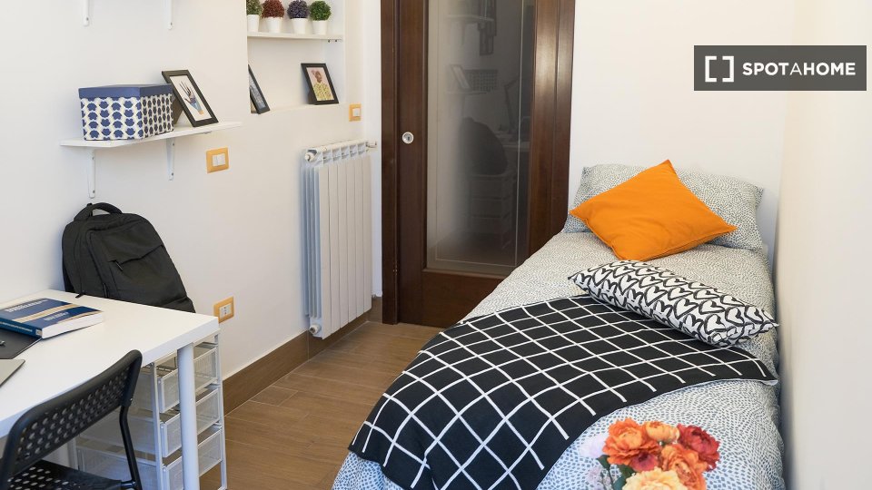 Immagine 5 di Camera condivisa in affitto  in Via Enrico Pessina n. a Napoli