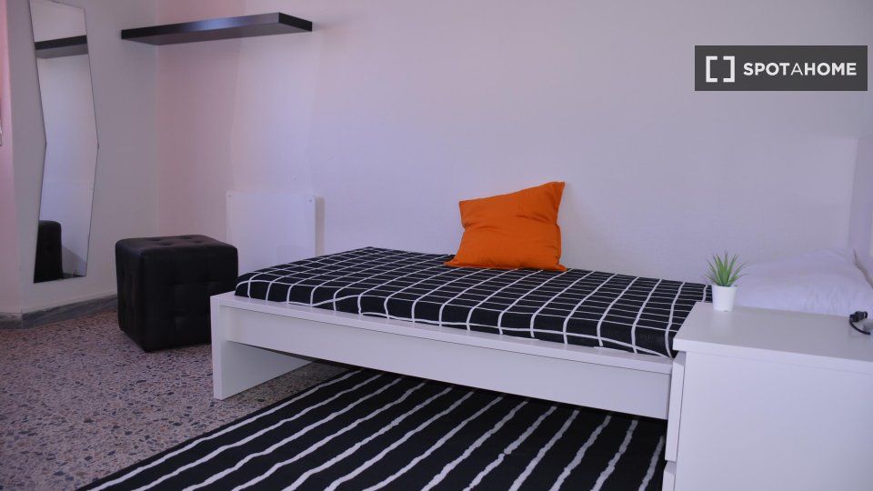 Immagine 10 di Camera condivisa in affitto  in Via Ingurtosu n a Cagliari