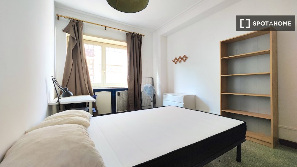 Immagine 4 di Camera condivisa in affitto  in Via Bisentina, 00139 Roma RM, Italy a Roma