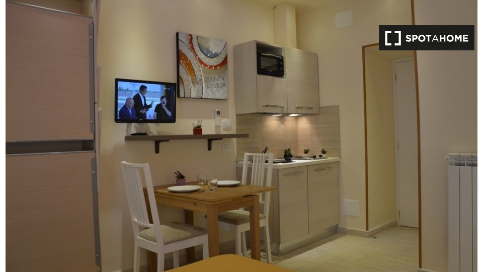 Immagine 3 di Camera condivisa in affitto  in Via Vetulonia a Roma