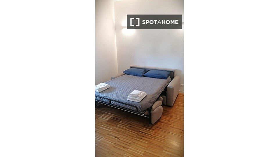 Immagine 5 di Camera condivisa in affitto  in Via dei Monti Lepini a Roma