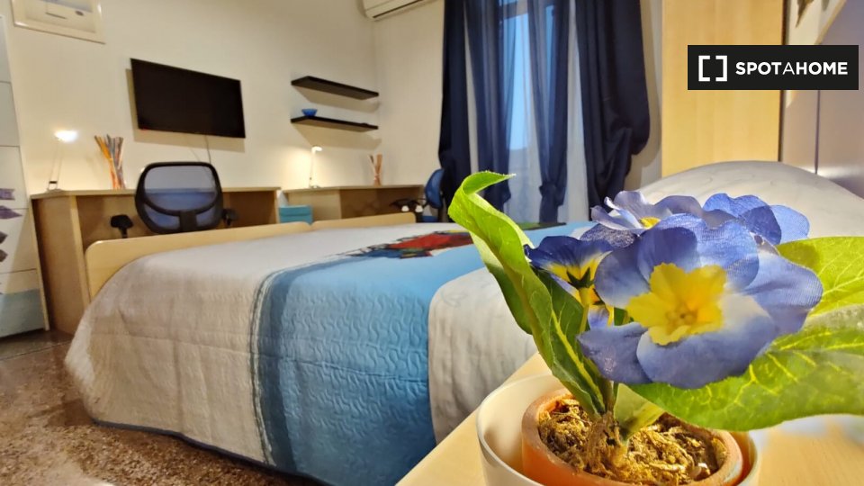 Immagine 19 di Camera condivisa in affitto  in Via Montevideo a Genova