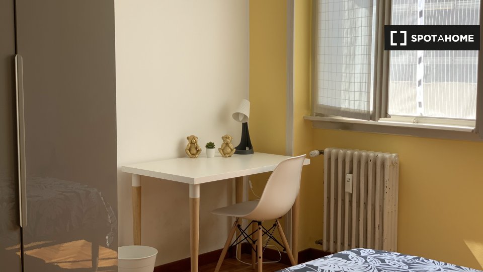 Immagine 3 di Camera condivisa in affitto  in Viale Campania a Milano