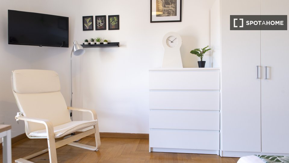 Immagine 3 di Camera condivisa in affitto  in Via Vettabbia a Milano