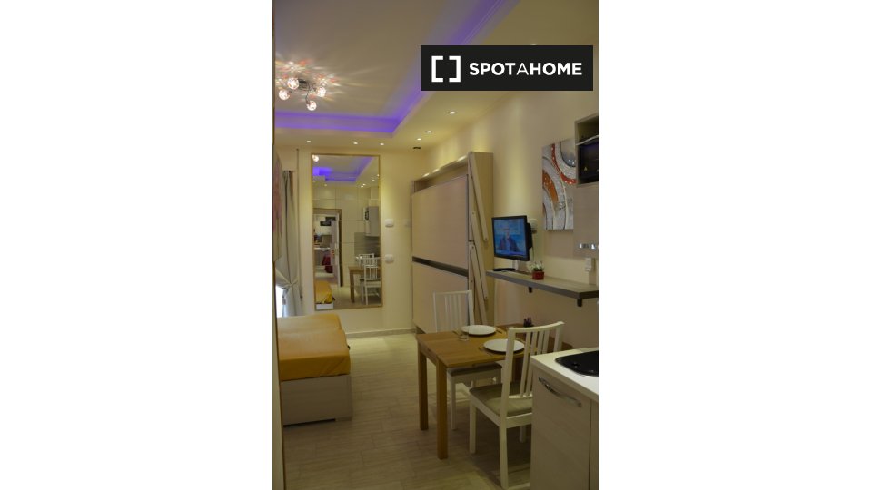 Immagine 5 di Camera condivisa in affitto  in Via Vetulonia a Roma