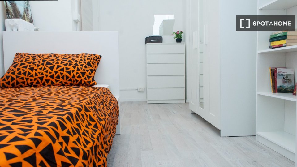 Immagine 2 di Camera condivisa in affitto  in Piazza Tancredi Galimberti a Torino