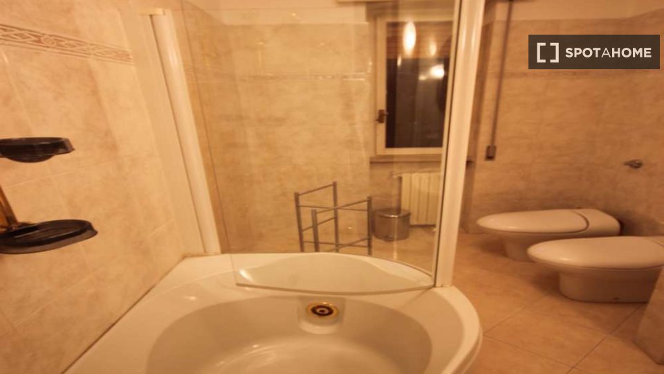 Immagine 10 di Camera condivisa in affitto  in Via Emilio De Marchi a Milano