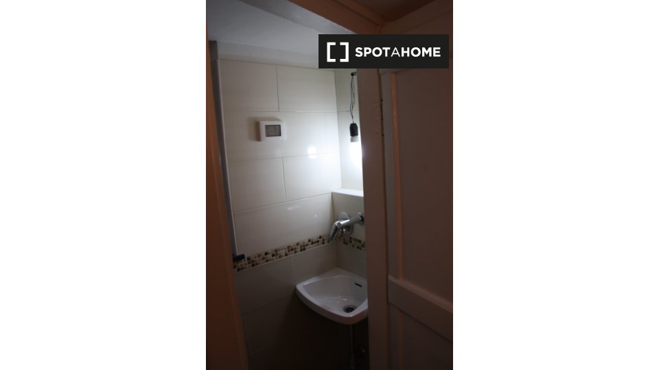 Immagine 17 di Camera condivisa in affitto  in Piazza del Campo a Genova