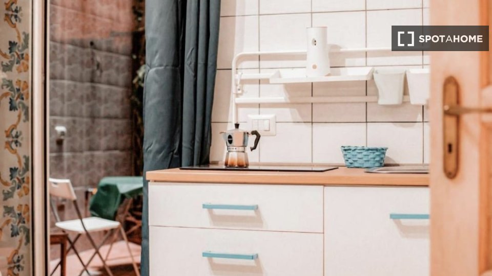 Immagine 9 di Camera condivisa in affitto  in Via Salvator Rosa a Napoli