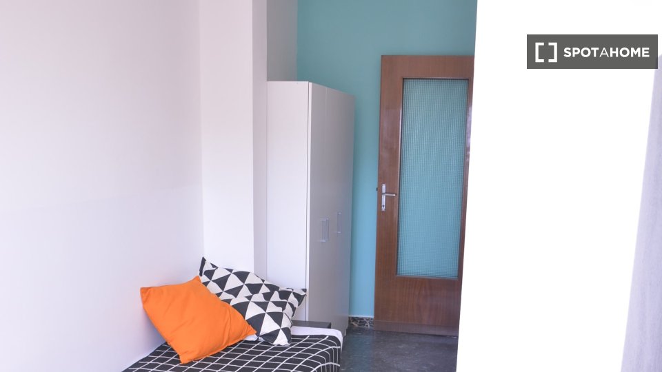 Immagine 1 di Camera condivisa in affitto  in Via dei Passeri a Cagliari