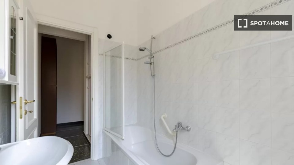 Immagine 13 di Appartamento in affitto  in Via Mons. Cesare Boccoleri a Rapallo