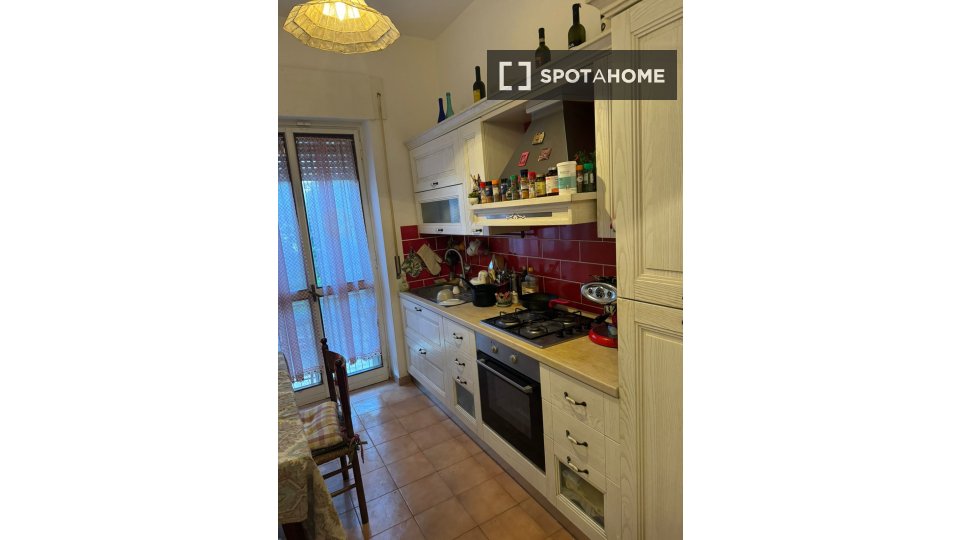 Immagine 12 di Camera condivisa in affitto  in Via Claudio Achillini a Roma