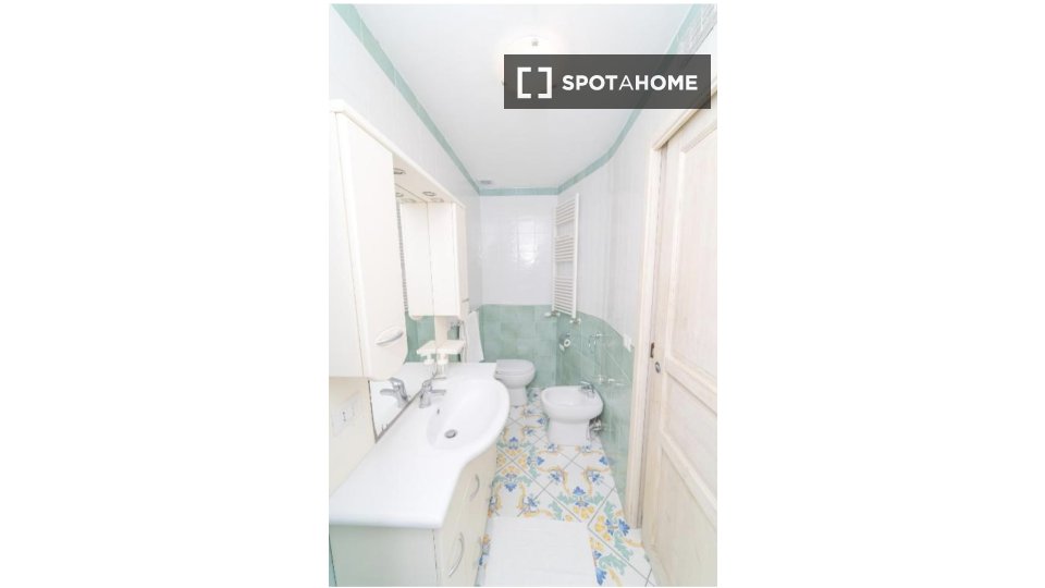 Immagine 7 di Camera condivisa in affitto  in Via Salvator Rosa a Napoli