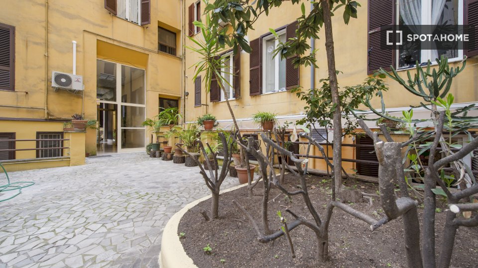 Immagine 10 di Ufficio in affitto  in Via Ariosto, 00185 Roma RM, Italy a Roma