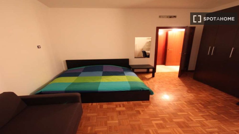 Immagine 1 di Camera condivisa in affitto  in Via Emilio De Marchi a Milano