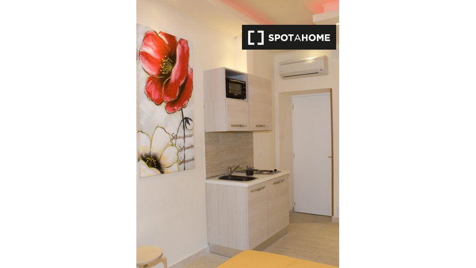 Immagine 17 di Camera condivisa in affitto  in Via Vetulonia a Roma