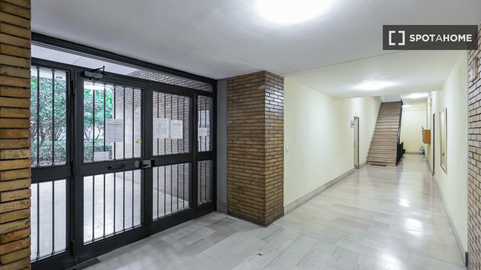 Immagine 17 di Camera condivisa in affitto  in Via Ostiense a Roma