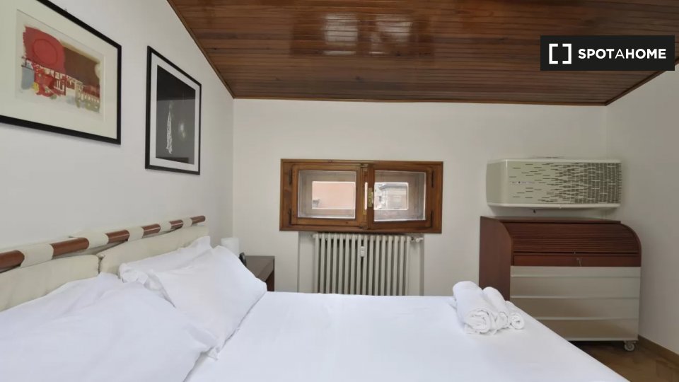 Immagine 10 di Appartamento in affitto  in Piazza S. Martino a Bologna