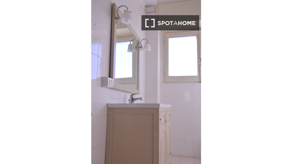 Immagine 5 di Camera condivisa in affitto  in Via dei Passeri a Cagliari