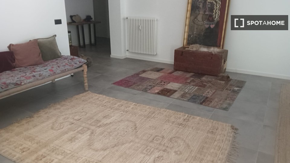 Immagine 2 di Camera condivisa in affitto  in Via Ippolito Nievo a Roma