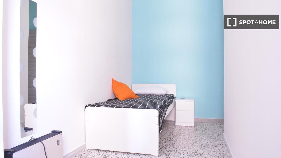 Immagine 18 di Camera condivisa in affitto  in Via dei Giudicati n a Cagliari