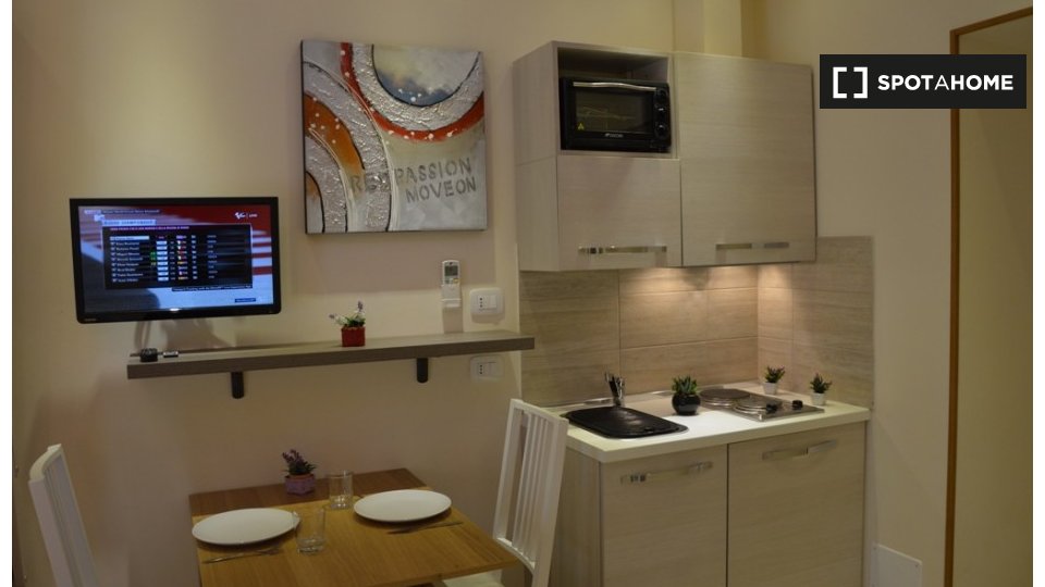 Immagine 4 di Camera condivisa in affitto  in Via Vetulonia a Roma