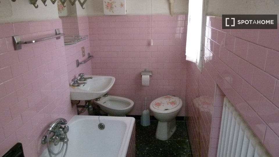 Immagine 15 di Camera condivisa in affitto  in Via Palestro a Bologna