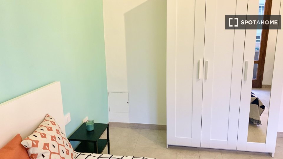 Immagine 4 di Camera condivisa in affitto  in VIALE F. REDI a Firenze
