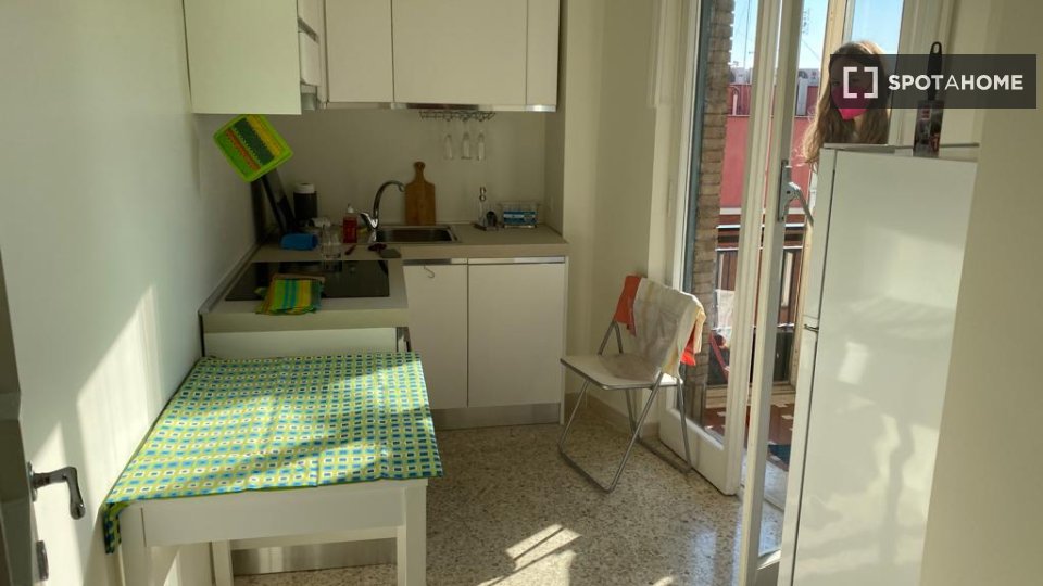 Immagine 4 di Camera condivisa in affitto  in Via Giulio Venticinque a Roma