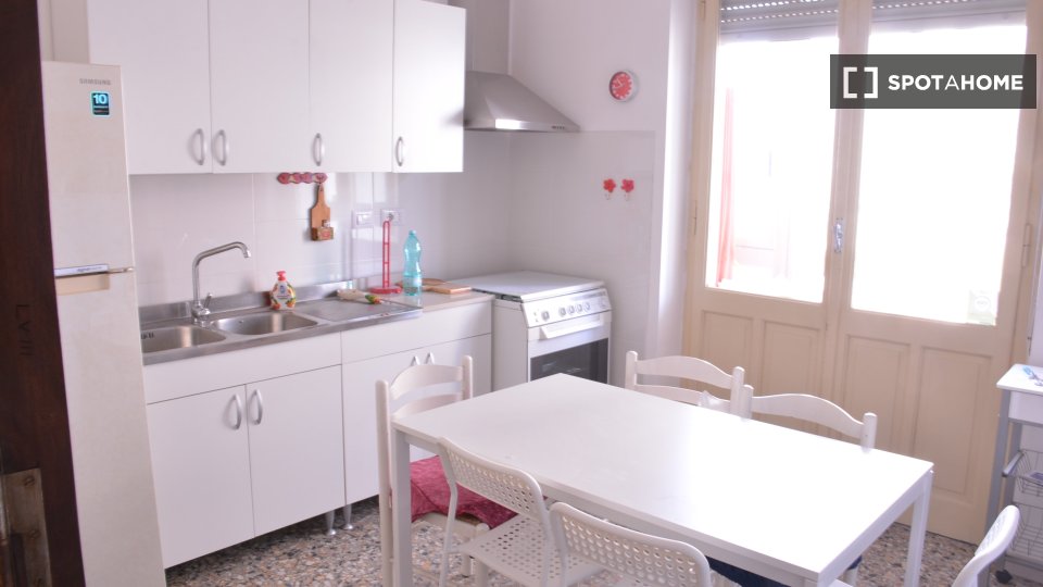 Immagine 5 di Camera condivisa in affitto  in Via dei Giudicati n a Cagliari