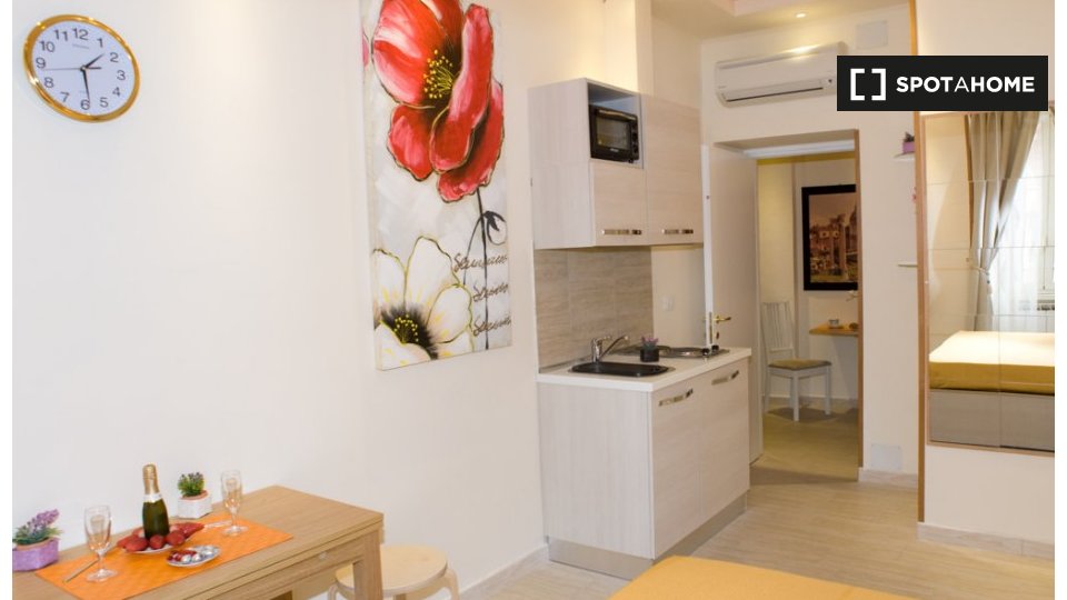 Immagine 15 di Camera condivisa in affitto  in Via Vetulonia a Roma