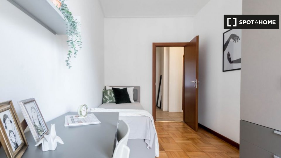 Immagine 2 di Camera condivisa in affitto  in Via Renato Fucini a Milano