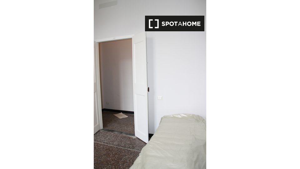 Immagine 11 di Camera condivisa in affitto  in Piazza del Campo a Genova