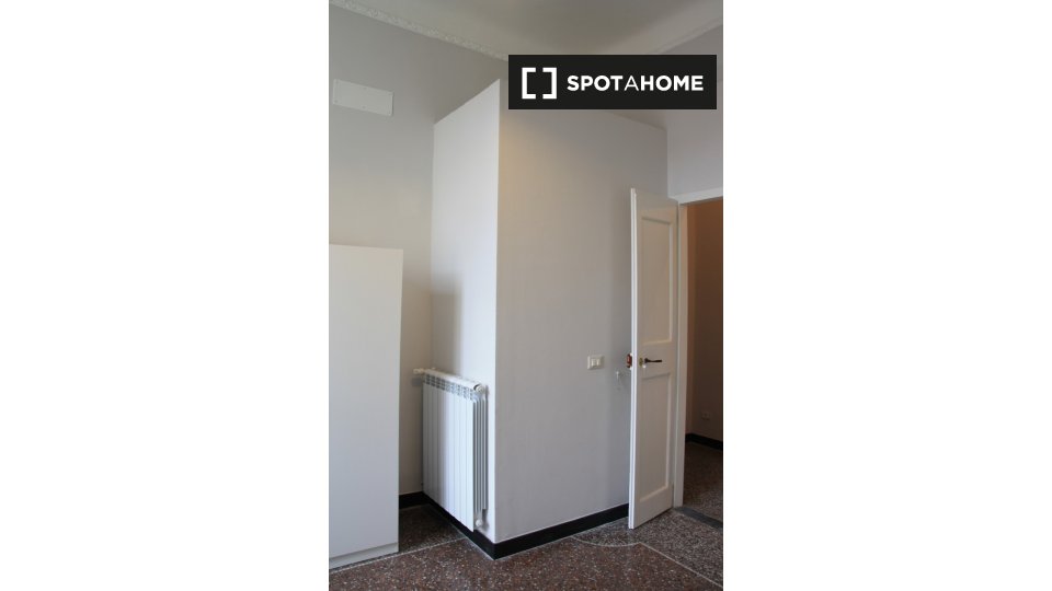 Immagine 7 di Camera condivisa in affitto  in Piazza del Campo a Genova