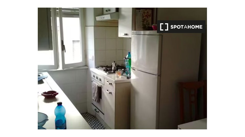 Immagine 3 di Camera condivisa in affitto  in Viale dei Quattro Venti a Roma