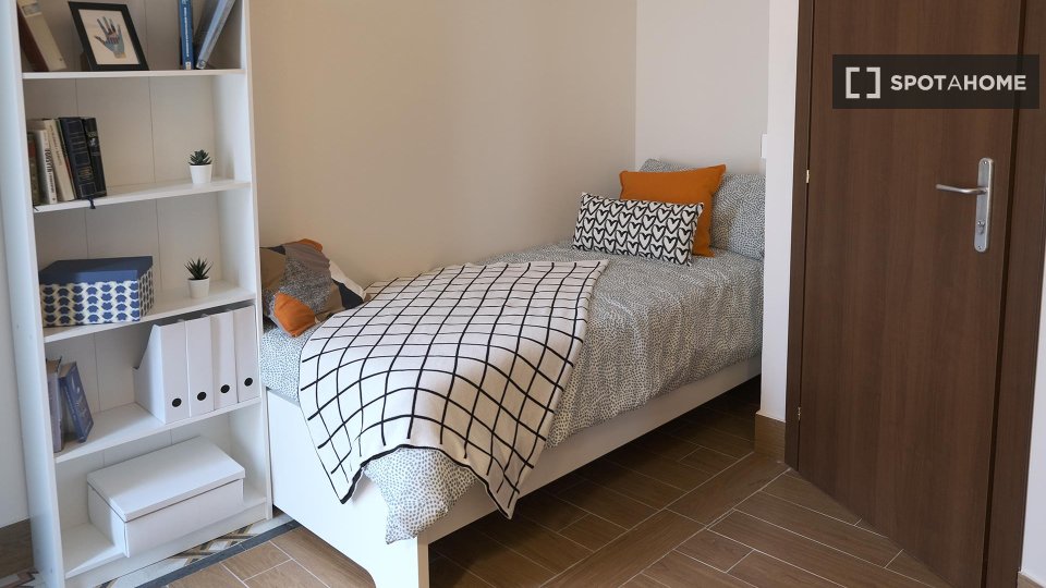 Immagine 19 di Camera condivisa in affitto  in Via Enrico Pessina n. a Napoli