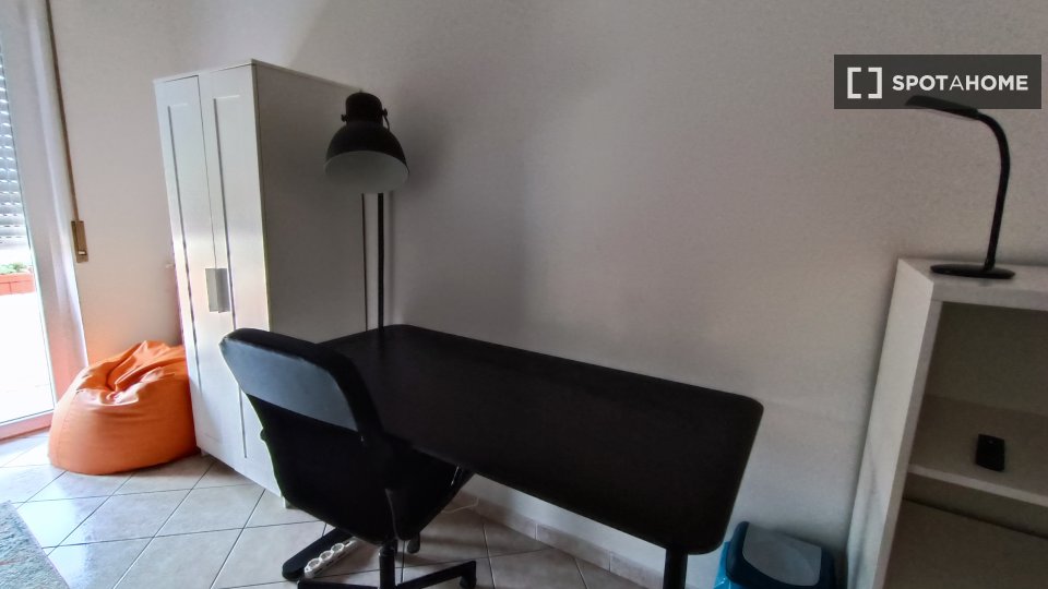Immagine 2 di Camera condivisa in affitto  in Via Lombardia a Pioltello