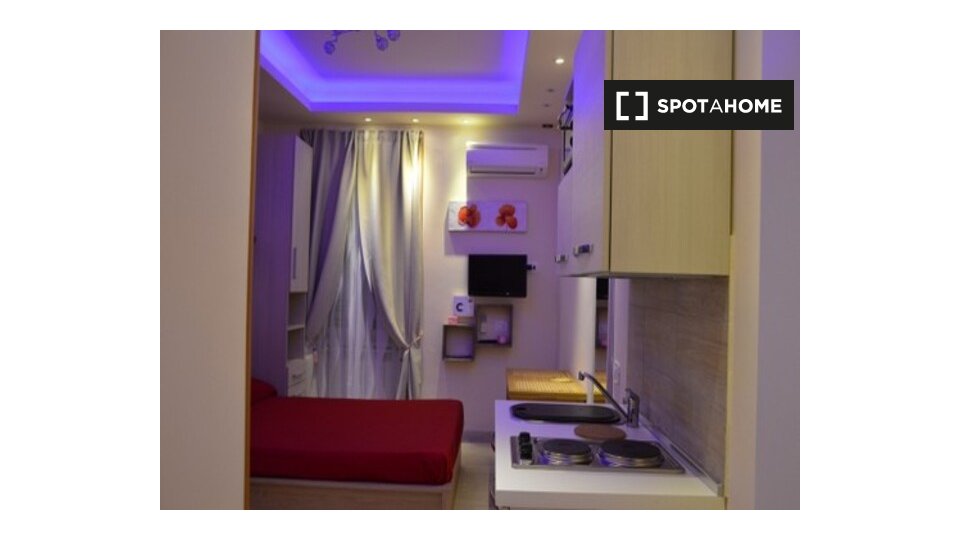 Immagine 4 di Camera condivisa in affitto  in Via Vetulonia a Roma