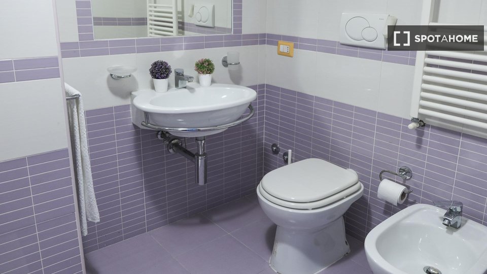 Immagine 12 di Camera condivisa in affitto  in Via Enrico Pessina n. a Napoli