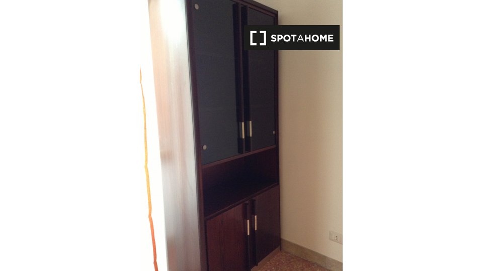 Immagine 4 di Camera condivisa in affitto  in Via degli Umbri a Roma