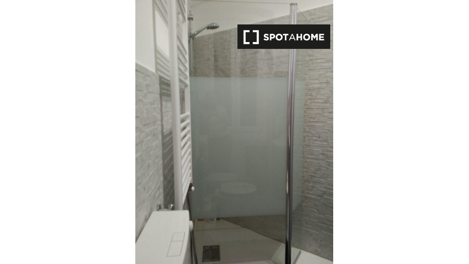 Immagine 14 di Camera condivisa in affitto  in Via Montevideo a Genova