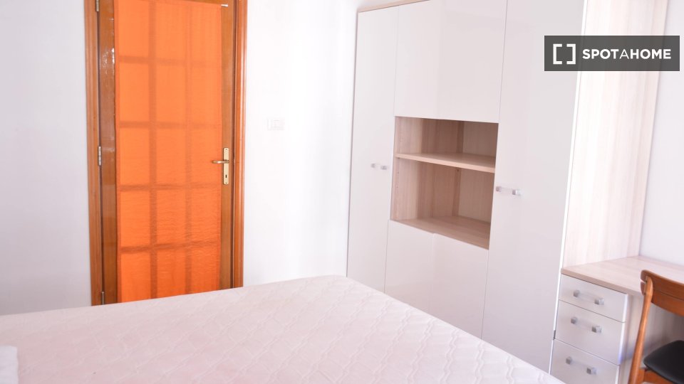 Immagine 16 di Camera condivisa in affitto  in Via Pola a Cagliari