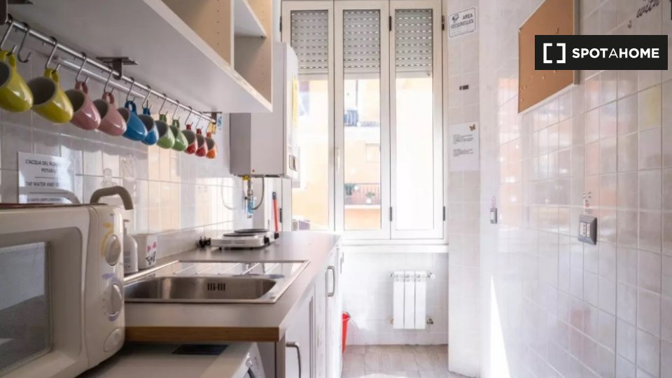 Immagine 2 di Camera condivisa in affitto  in Via Ferruccio a Roma