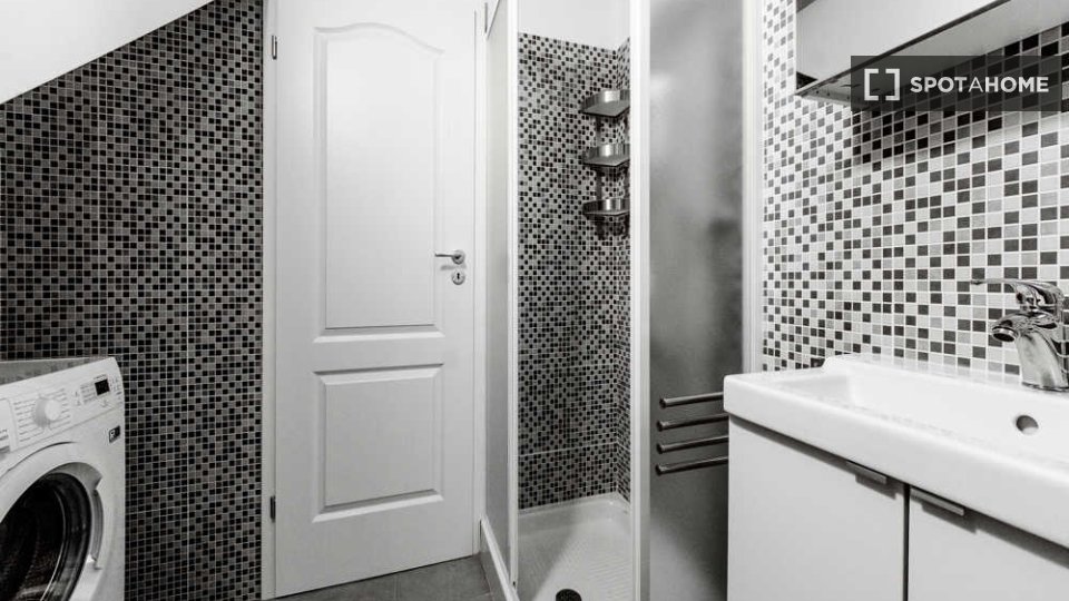 Immagine 11 di Camera condivisa in affitto  in Via Oreste Regnoli a Bologna