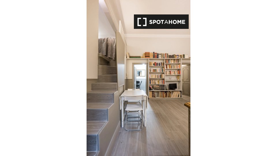 Immagine 10 di Appartamento in affitto  in Via della Frezza a Roma