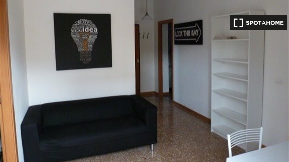 Immagine 5 di Camera condivisa in affitto  in Via Portuense a Roma