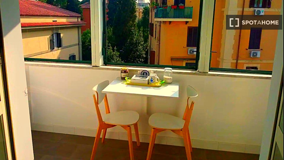 Immagine 15 di Camera condivisa in affitto  in Via dei Monti Lepini a Roma