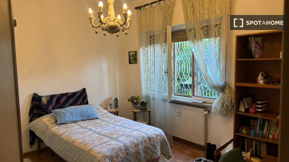 Immagine 1 di Camera condivisa in affitto  in Via Claudio Achillini a Roma