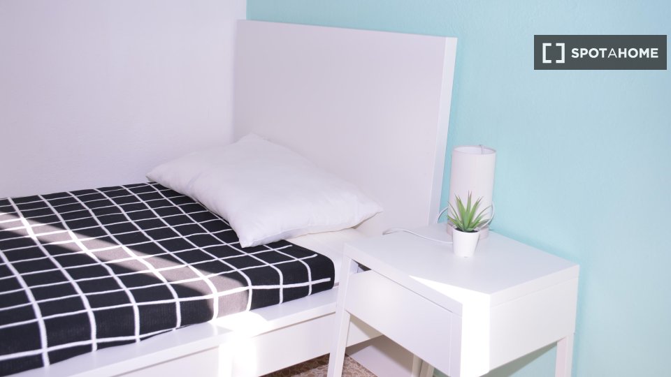 Immagine 2 di Camera condivisa in affitto  in Via Ingurtosu n a Cagliari