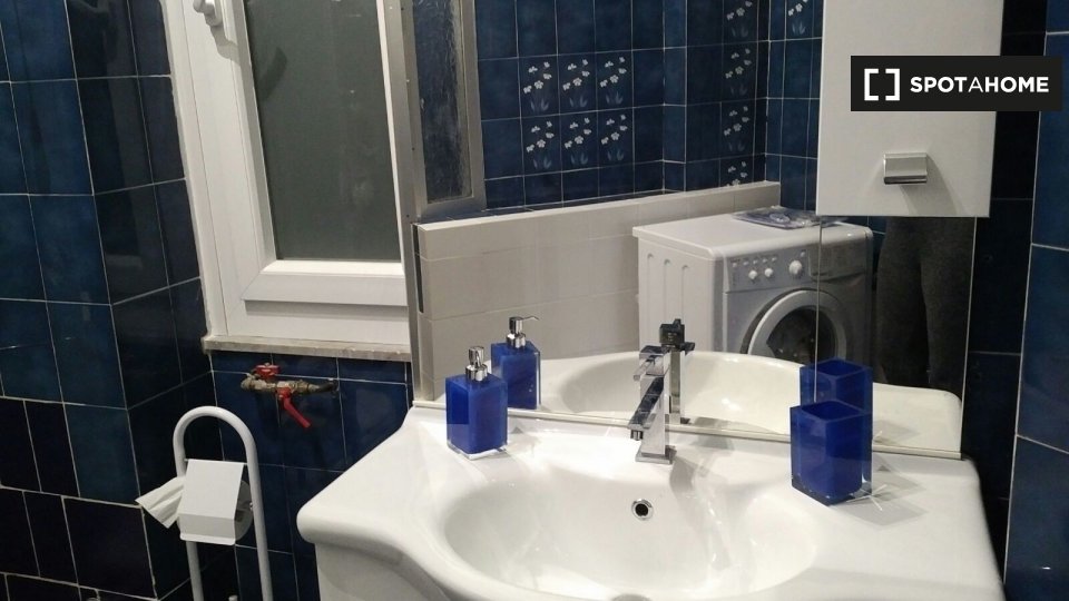 Immagine 12 di Camera condivisa in affitto  in Via Montevideo a Genova